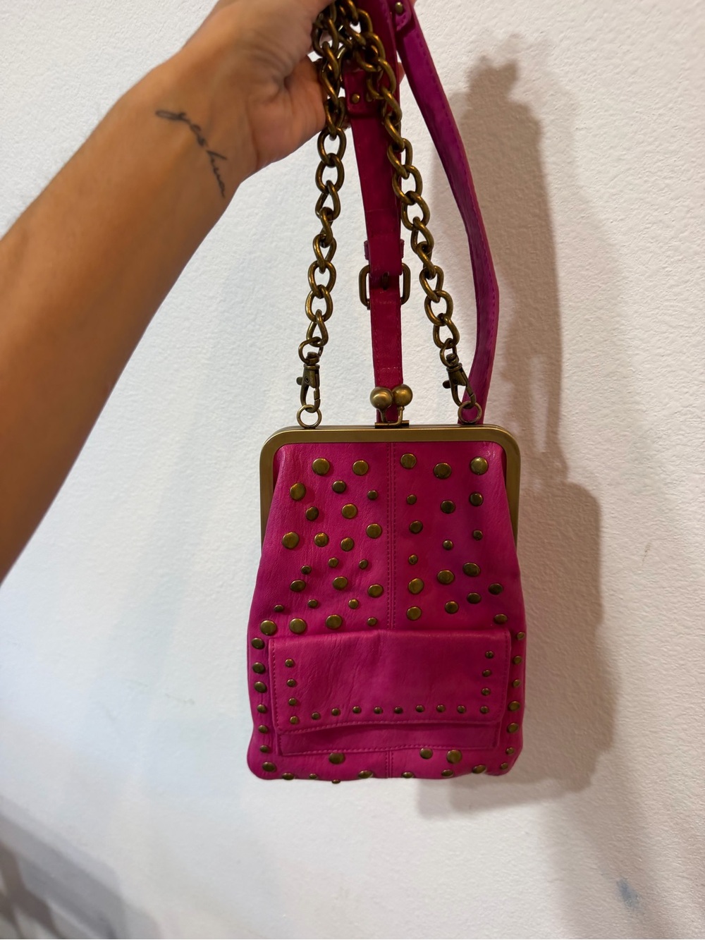 Jessica Simpson Pink Leather Studded Kiss Lock Crossbody Bag Boho Y2K Purse - Picture 1 of 7